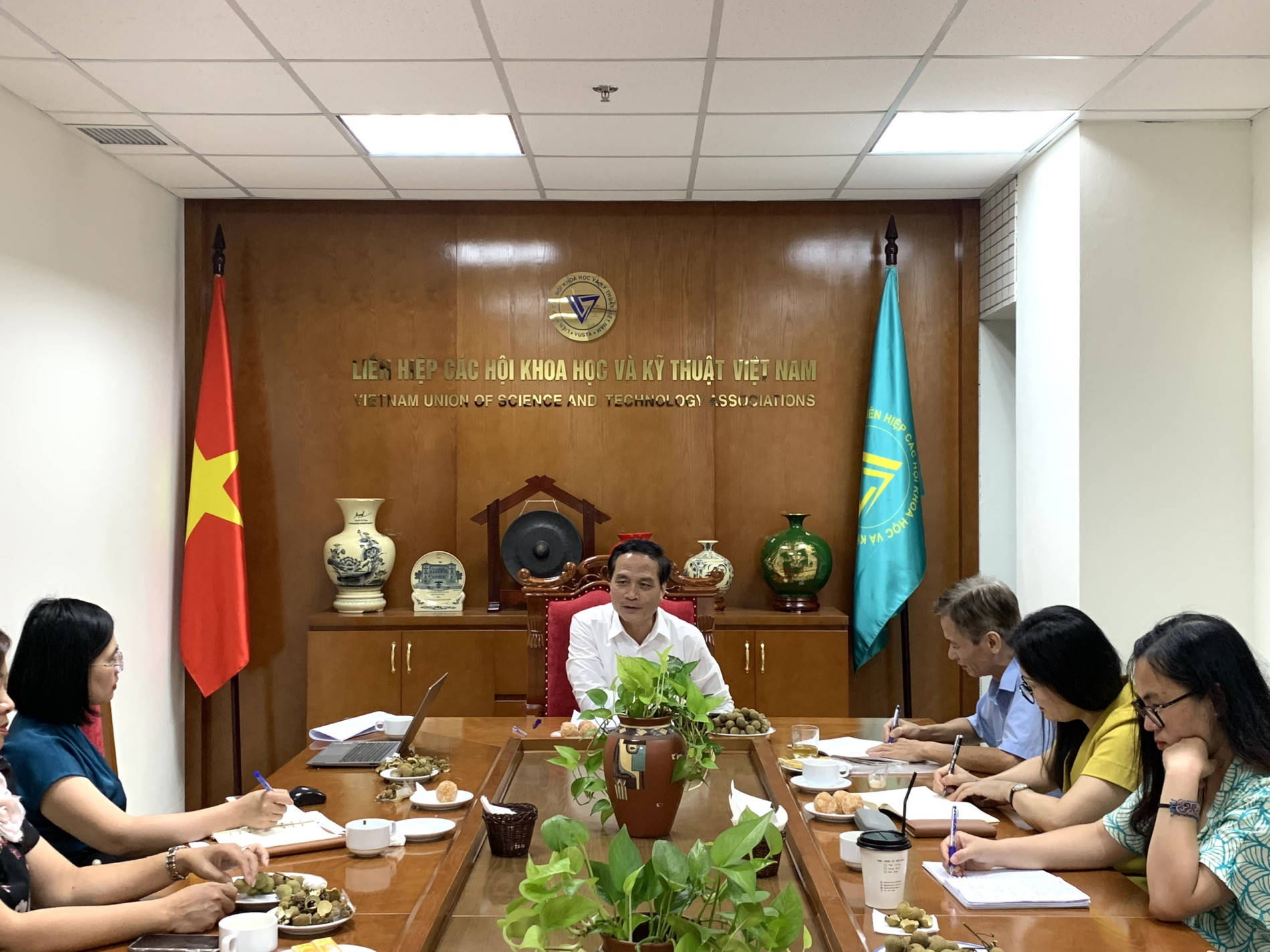 Phó Chủ tịch Liên hiệp các Hội Khoa học và Kỹ thuật Việt Nam Phạm Ngọc Linh làm việc với Nhà xuất bản Tri thức