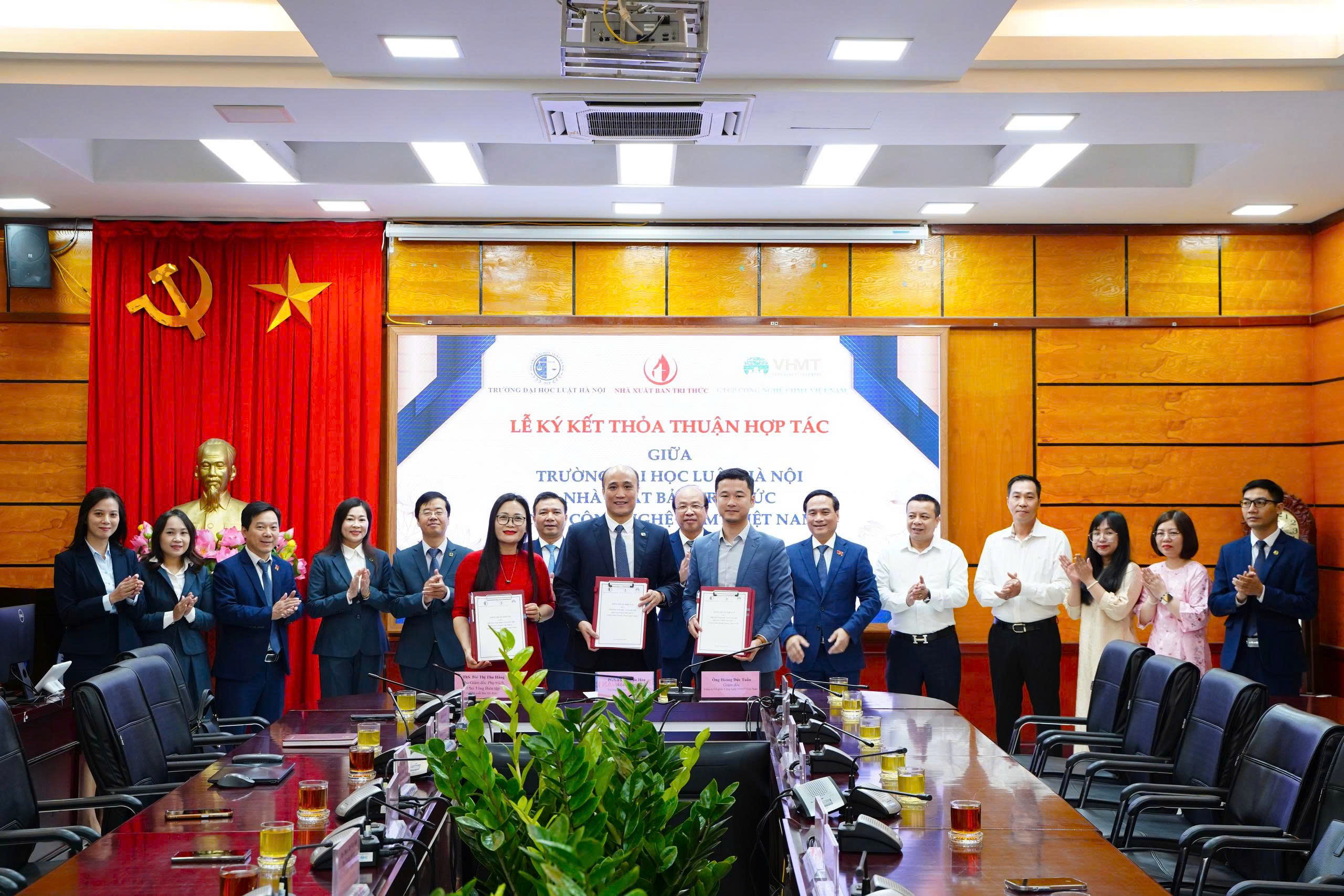 /nha-xuat-ban-tri-thuc-hop-tac-xuat-ban-an-pham-so-voi-truong-dai-hoc-luat-ha-noi-n1268.html